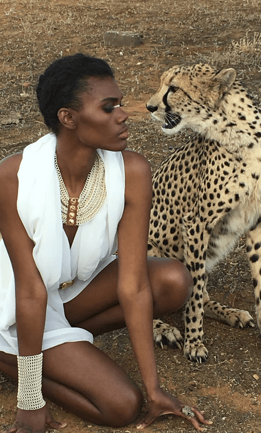 Imagen de una chica cerca de un leopardo